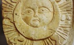 Il simbolo dell'abbazia, il sole affiancato dalla luna Il simbolo dell'abbazia, il sole affiancato dalla luna