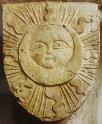 Il simbolo dell'abbazia, il sole affiancato dalla luna